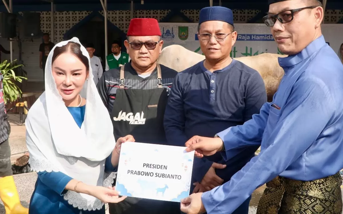 Plh Walikota Batam Li Claudia Chandra menerima bantuan hewan kurban dari Presiden Prabowo Subianto di serahkan Kemenag Kota Batam di Masjid Agung Raja Hamidah Batamcentre. (Foto: Diskominfo Batam) 