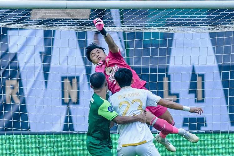 Aksi Ernando Ari selamatkan gawang Persebaya saat berduel lawan Arema FC (instagram.com/officialpersebaya)