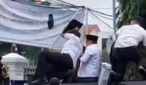 Ricuh! Bupati Pati Sudewo Dilempar Sandal dan Air Mineral di Tengah Demo Ribuan Warga di Alun-Alun