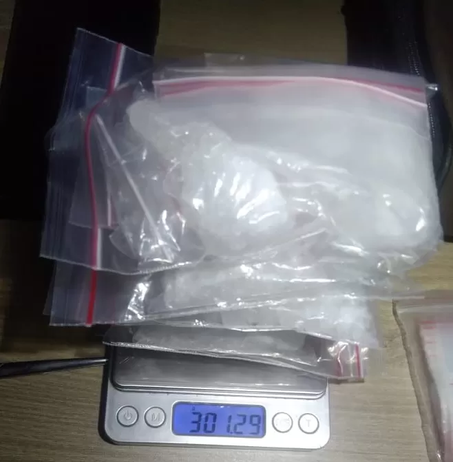 DIAMANKAN: Tersangka A (35) dan F (31) diamankan pihak kepolisian atas kepemilikan sabu seberat 301,29 gram.  
