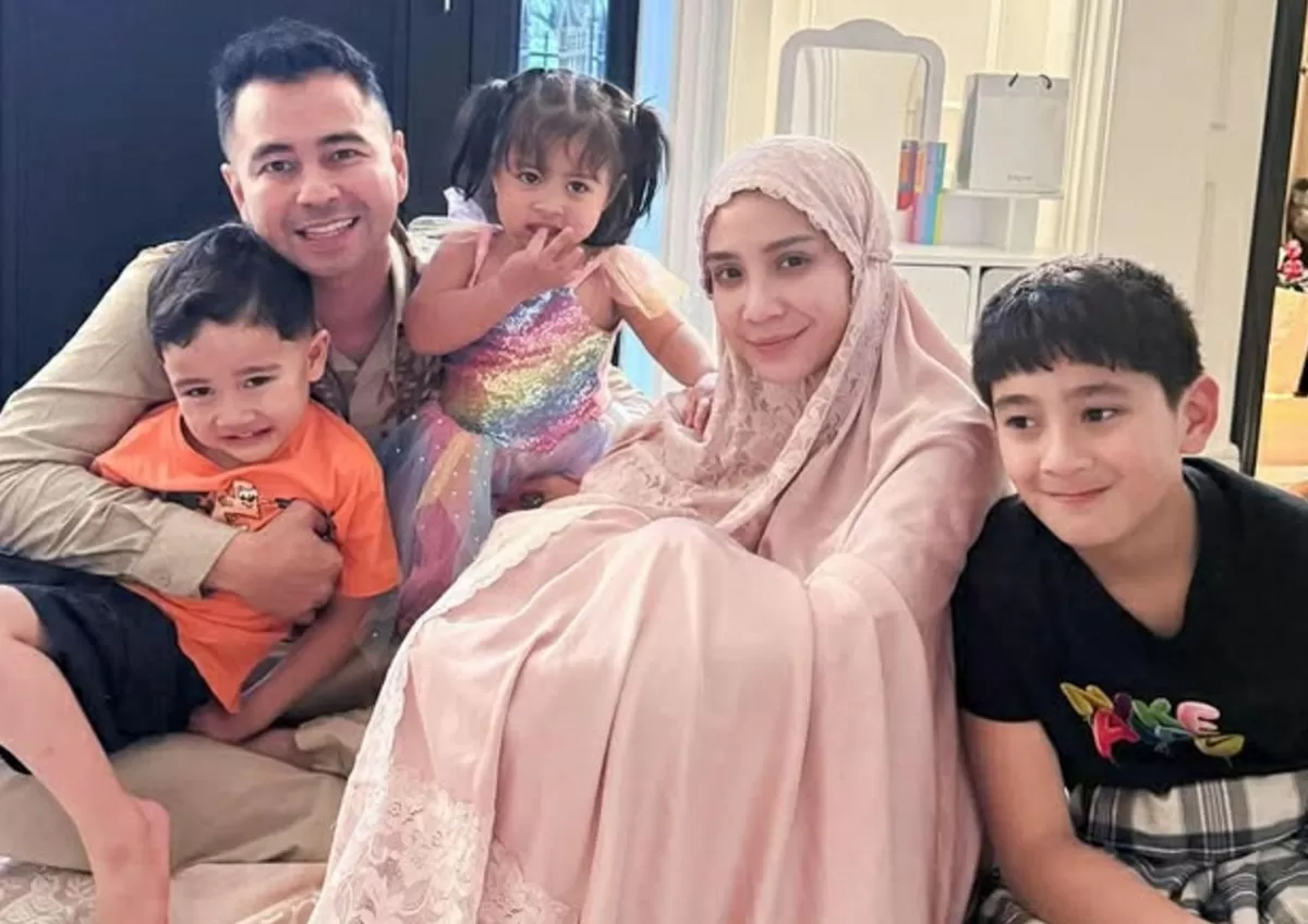Potret Nagita Slavina yang rutin lakukan amalan jalur langit setelah selesai sholat, jadi salah satu rahasia kunci kesuksesan Sultan Andara (Instagram/raffinagita1717)