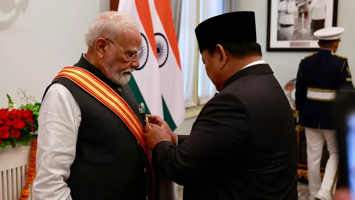 Presiden RI Prabowo Subianto menganugerahkan tanda kehormatan tertinggi negara, Bintang Republik Indonesia Adipurna, kepada Perdana Menteri (PM) India Narendra Modi dalam kunjungan kenegaraan di Istana Merdeka, Jakarta, Selasa (7/7/2026). (Kalimantansatu.com/Dok. Bakom RI)