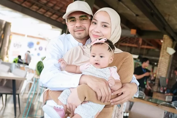 Clara Wirianda membantah rumor yang menyebut dirinya adalah ibu kandung anak adopsi Raffi Ahmad dan Nagita Slavina, Lily. (Instagram/@raffinagita1717)