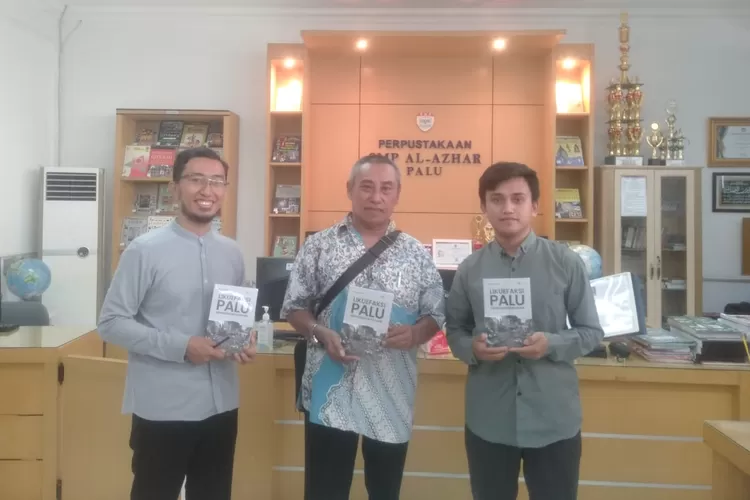 Wartawan senior Tasman Banto (tengah) saat menyumbangkan buku karya ketiganya kepada dua sekolah di Palu. Yaitu SMP AL Azhar Mandiri Palu dan SMA Negeri 1 Palu, Senin 30 September 2024. (Foto: Ist).