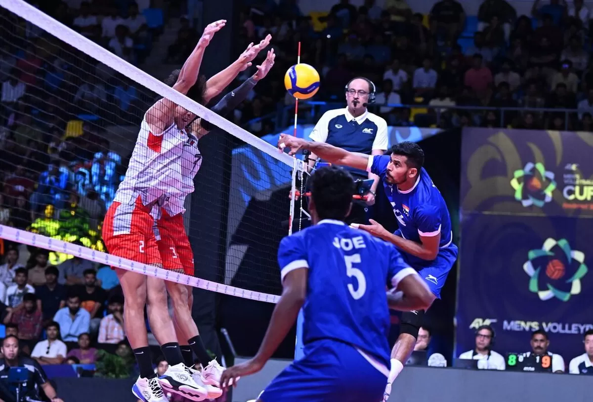 Dua punggawa Timnas Voli Indonesia (Merah-Putih) berusaha memblok smes yang dilayangkan pemain tuan rumah India, di babak semifinal AVC Men Cup 2026, Sabtu, 27 Juni 2026.