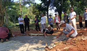 RW1 Duren Mekar Depok Perlebar Akses Makam Pusara Abadi, Sisa 40 Persen