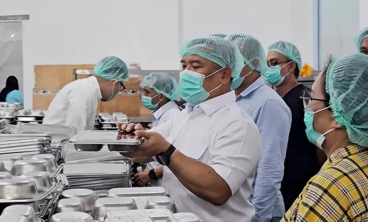 Wagub Keri, Nyanyang Haris Pratamura, saat Wagub mengecek peralatan yang digunakan untuk memasak di salah satu Dapur MBG di wilayah Batam beberapa waktu lalu. (dok. Foto Diskominfo Kepri)