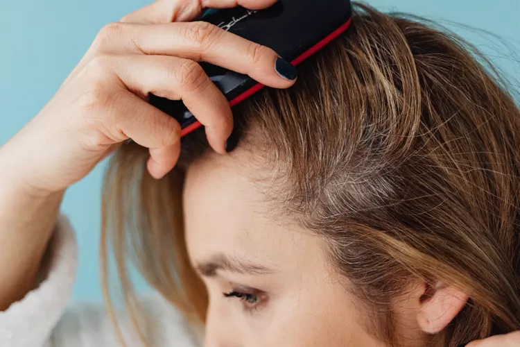 Ilustrasi : Rambut Mulai Rontok? Ini 8 Cara dan Solusi Efektif untuk Kesehatan Rambut (Pexel/Karolina Grabowska)