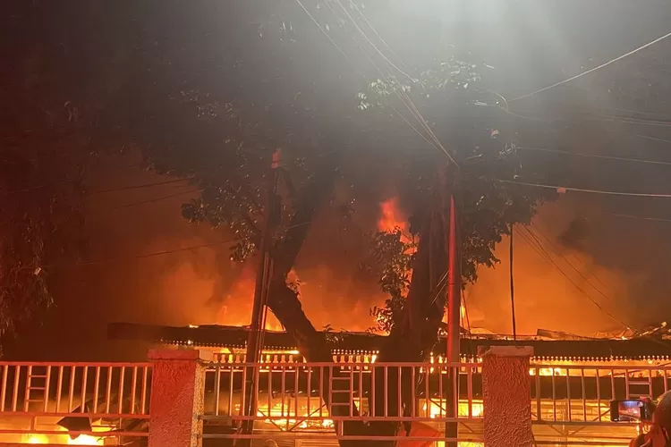 Kebakaran Hebat Hanguskan Kios di Pasar Taman Puring Jakarta.