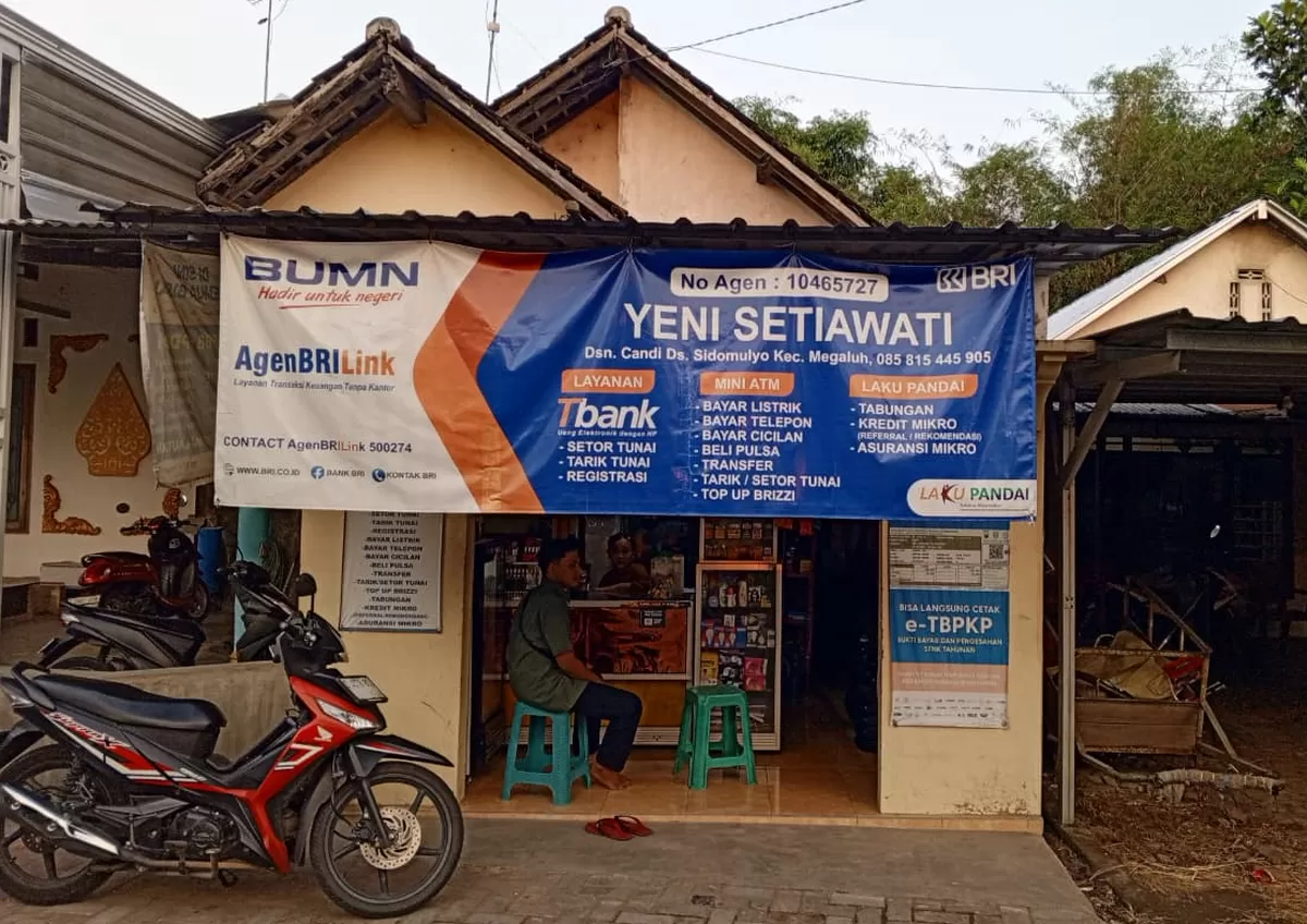 Warga saat menggunakan layanan di Agen BRILink milik Yeni Setiawan. (SketsaNusantara.id/As'ad Choirudin)