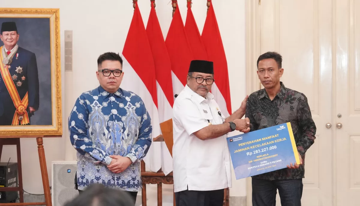 Penyerahan santunan dari TASPEN oleh Wagub DKI Jakarta Rano Karno kepada ahli waris Almarhumah Nurlaela, Heris Rusman di Balai Kota DKI, Selasa, 28 April 2026. (Kalimantansatu.com/Dok. TASPEN)