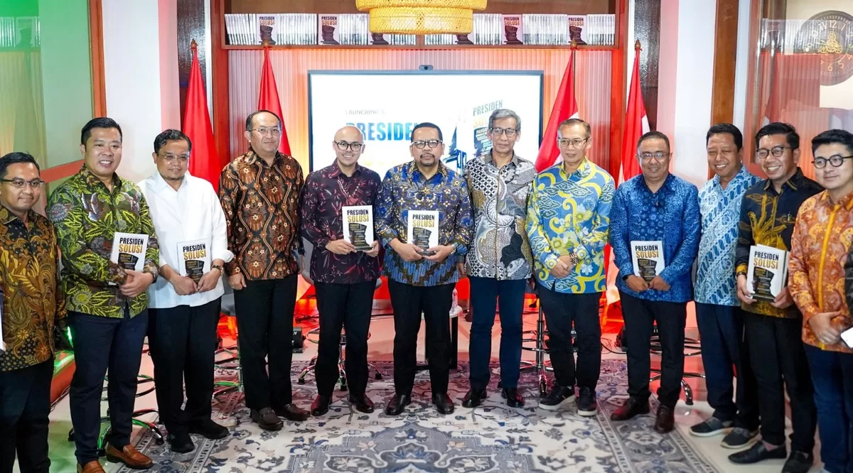 Sebanyak 108 kebijakan dan terobosan pemerintahan Presiden Prabowo Subianto selama sekitar 18 bulan pertama masa kepemimpinan didokumentasikan dalam buku Presiden Solusi: Problem Solving Ala Prabowo Subianto yang diluncurkan di University Club, Jakarta Selatan, Senin (8/6/2026). (Dok. Bakom RI)
