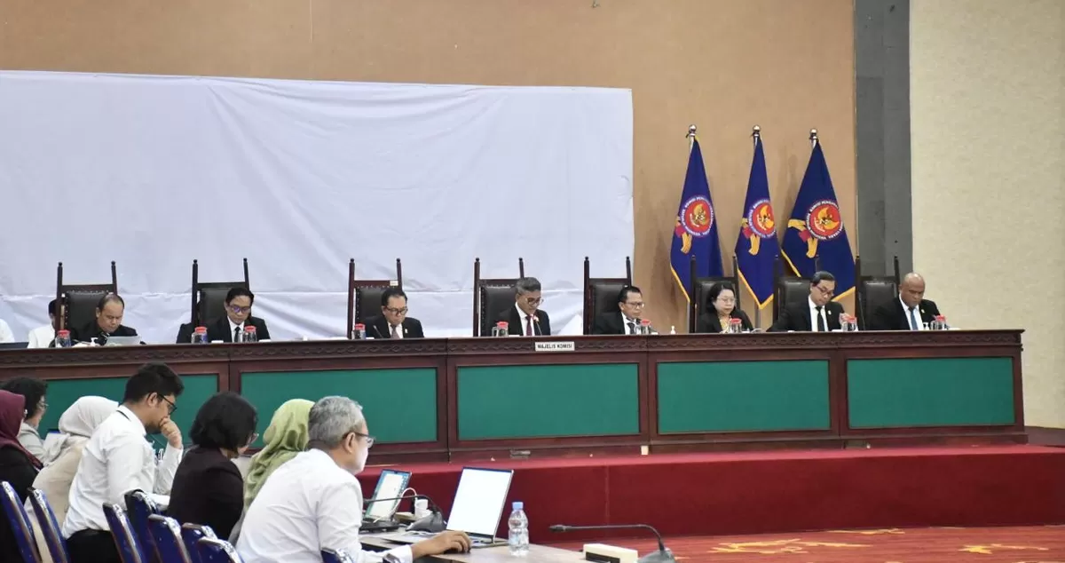 97 pelaku usaha layanan pinjam-meminjam uang berbasis teknologi informasi (fintech P2P lending atau pinjaman daring) terbukti melanggar Pasal 5 Undang-Undang Nomor 5 Tahun 1999 terkait penetapan harga dalam Perkara Nomor 05/KPPU-I/2025. (Kalimantansatu.com/Dok. KPPU)