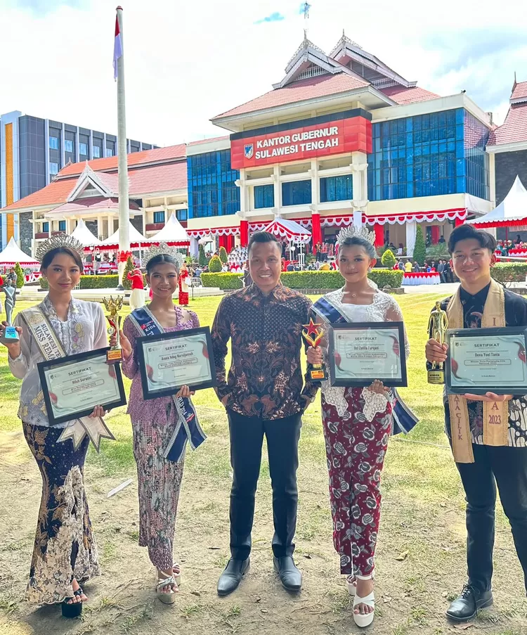 Foto bersama Ketua Yayasan Dey Ante Yojo Pageant, Iskandar Zulkarnain (tengah).