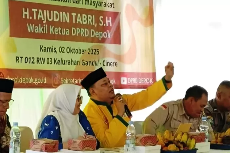 Wakil Ketua DPRD Kota Depok, Tajudin Tabri berkomitmen mengawal aspirasi masyarakat saat reses di RT2/3 Kelurahan Gandul, Cinere, Depok. (RADAR DEPOK)
