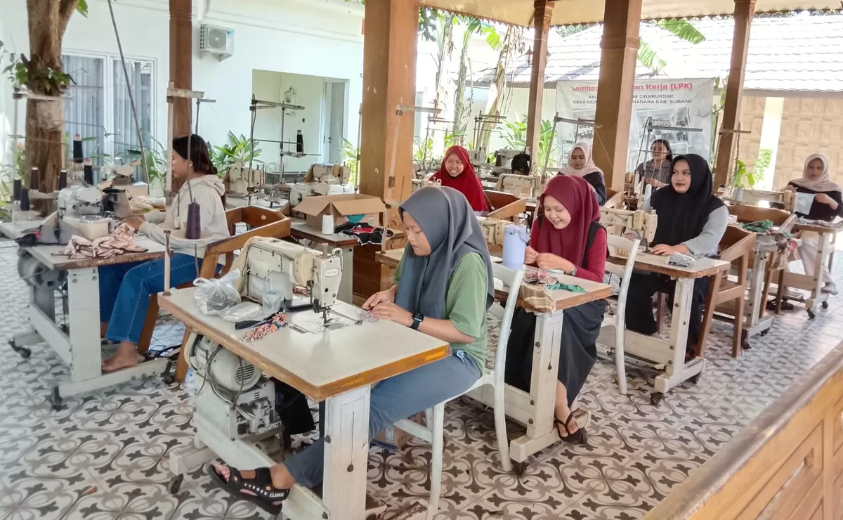 Peserta LPK Balkondes Lembur Cigarukgak tampak serius mengikuti pelatihan menjahit di Desa Sidajaya, Subang. Program pelatihan gratis ini menjadi langkah nyata menyiapkan SDM siap kerja bagi kebutuhan industri (Dok. LPK)