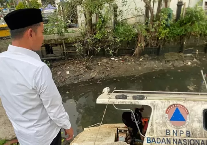 Wali Kota Banjarmasin, Muhammad Yamin meninjau lokasi kapal karam, Kamis (2/10). (Endang/Radar Banjarmasin ) 