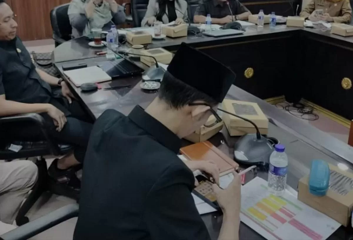 Viral di media sosial, seorang anggota Komisi D DPRD Jember tertangkap kamera bermain game sambil merokok saat mengikuti rapat.