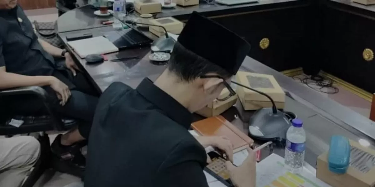 Viral di media sosial, seorang anggota Komisi D DPRD Jember tertangkap kamera bermain game sambil merokok saat mengikuti rapat.