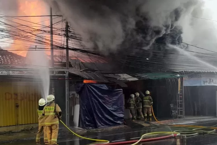 Kebakaran hebat di Menteng Atas Setiabudi, Jakarta.  (Instagram @humasjakfire / JakartaInsider.id)