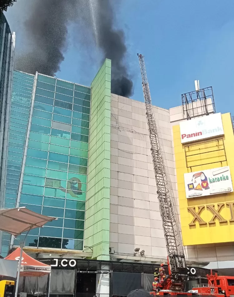 Simulasi penanganan kebakaran di gedung mall festival citylink Bandung, Kamis (30/10/2025).