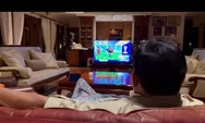Prabowo Unggah Momen Sarungan Nonton Timnas RI vs Jepang, Netizen: Persis Bapak Saya