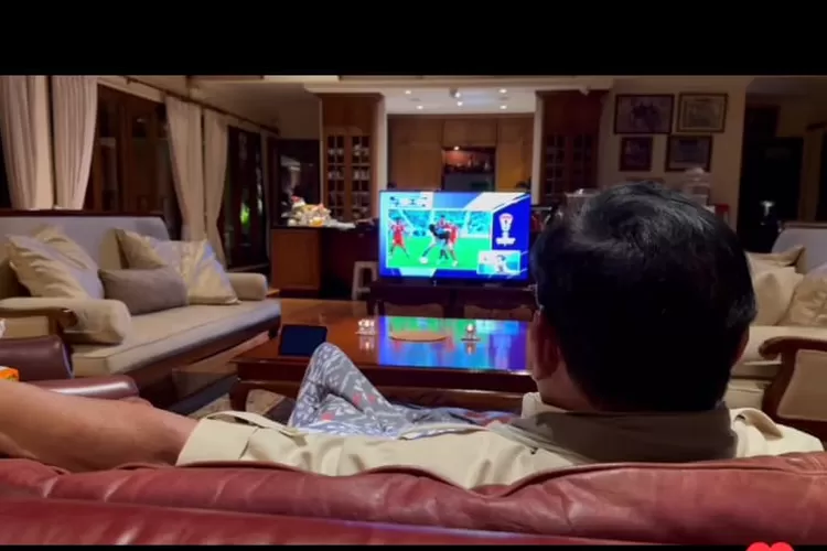 Capres nomor urut 2 Prabowo Subianto mengunggah momen menonton pertandingan timnas Indonesia melawan Jepang (Ig @prabowo)
