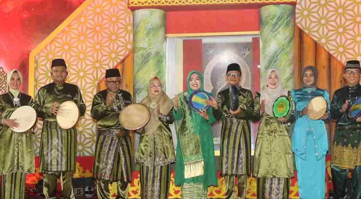 Walikota Tanjungpinang Lis Darmansyah bersama tamu undangan memukul kompang tanda dibuka MTQH tingkat Tanjungpinang. (Foto:Diskominfo Tanjungpinang) 