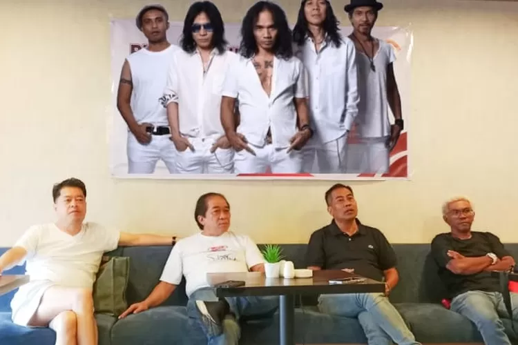 PRESS CONFERENCE: Hendrik Lyanto (kiri), Budi Ace, Andono Wibisono dan Tezhar, saat menggelar konferensi pers konser Slank di Aston Hotel Palu, sore tadi (28/8/2024). Konser Slank di Palu Kamis besok murni untuk hiburan dan tidak diperuntukkan kepentingan politik jelang Pilkada 2024. (Foto: Ist).