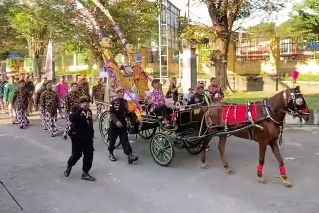 Kirab tebu temanten keliling pabrik Madukismo. (Judiman)