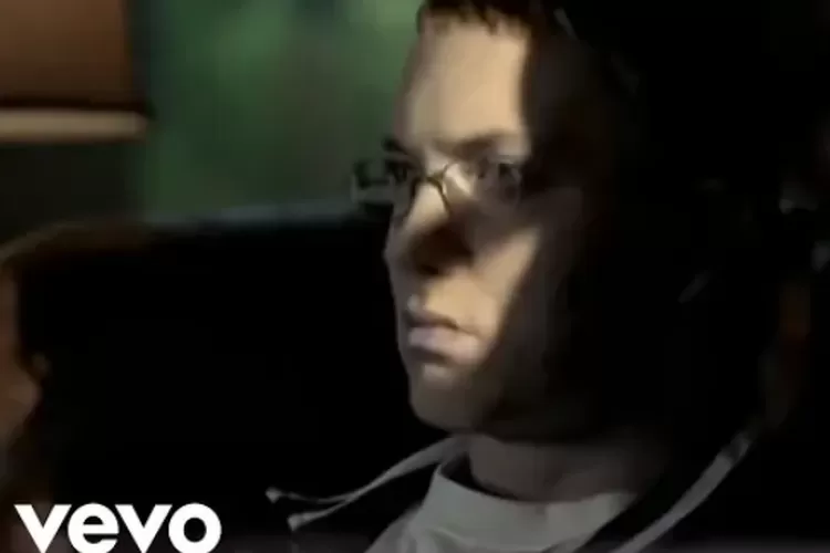 Eminem - Mockingbird (Lyrics Terjemahan) now hush little baby don't you  cry 