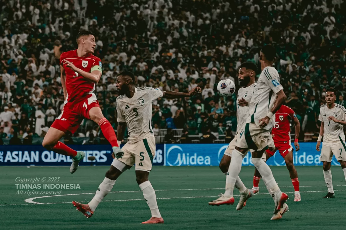 Timnas Indonesia saat bertanding di babak empat kualifikasi Piala Dunia 2026 tahun lalu melawan Iran. (PSSI)