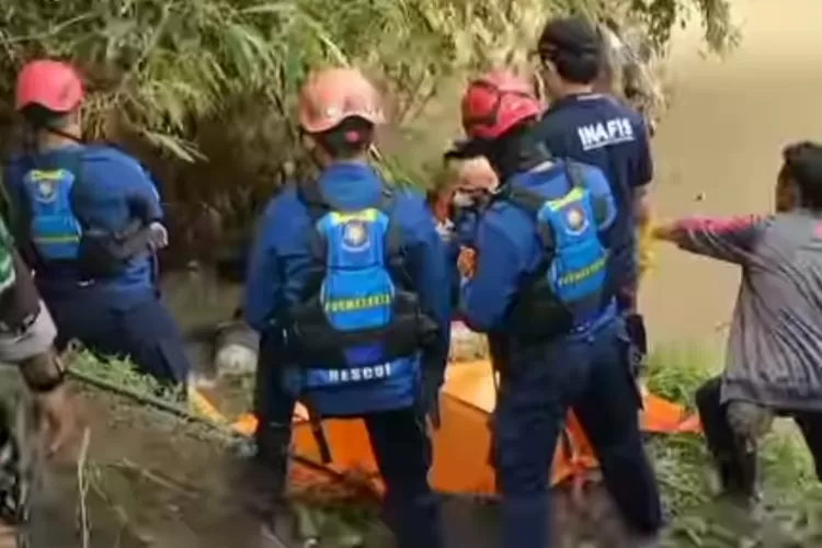 Petugas saat mengevakuasi jenazah pria tanpa identitas di Sungai Cikao, Desa Cikaobandung, Kecamatan Jatiluhur, Kabupaten Purwakarta, Minggu 26 Oktober 2025. (Foto: ist)
