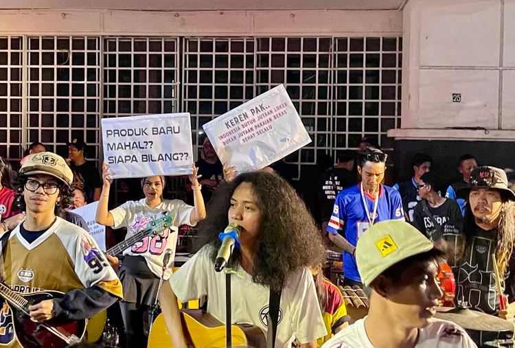 Perunjukan seni di aksi berantas pakaian bekas impor di Kota Tua - Foto: Henri Lukmanul Hakim