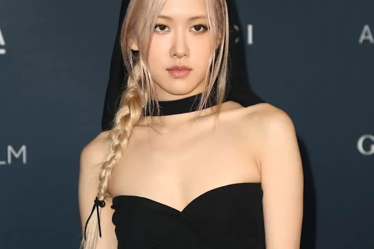 Blackpink's Rosé Attends the LACMA Gala Wearing a Saint Laurent Hooded  Dress - ELLE SINGAPORE