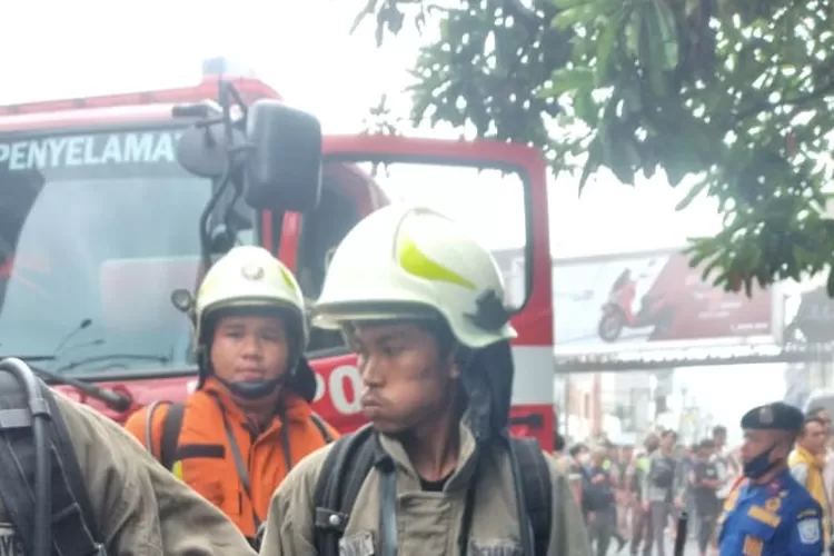 Diskar PB Kota Bandung Berhasil Padamkan Kebakaran Pasar Baru (Diskominfo Kota Bandung)