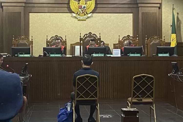 Sidang Tom Lembong diwarnai teguran hakim soal etika duduk (HukamaNews.com / Kompas TV)