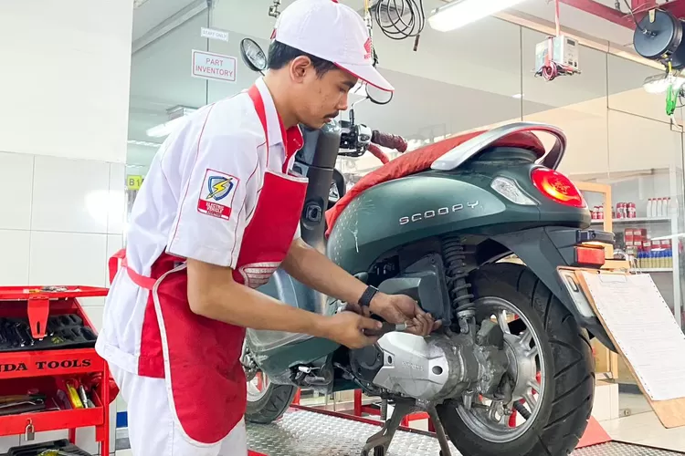 Setiap pemilik sepeda motor Honda wajib memperhatikan sistem kelistrikan, terutama disaat musim penghujan.