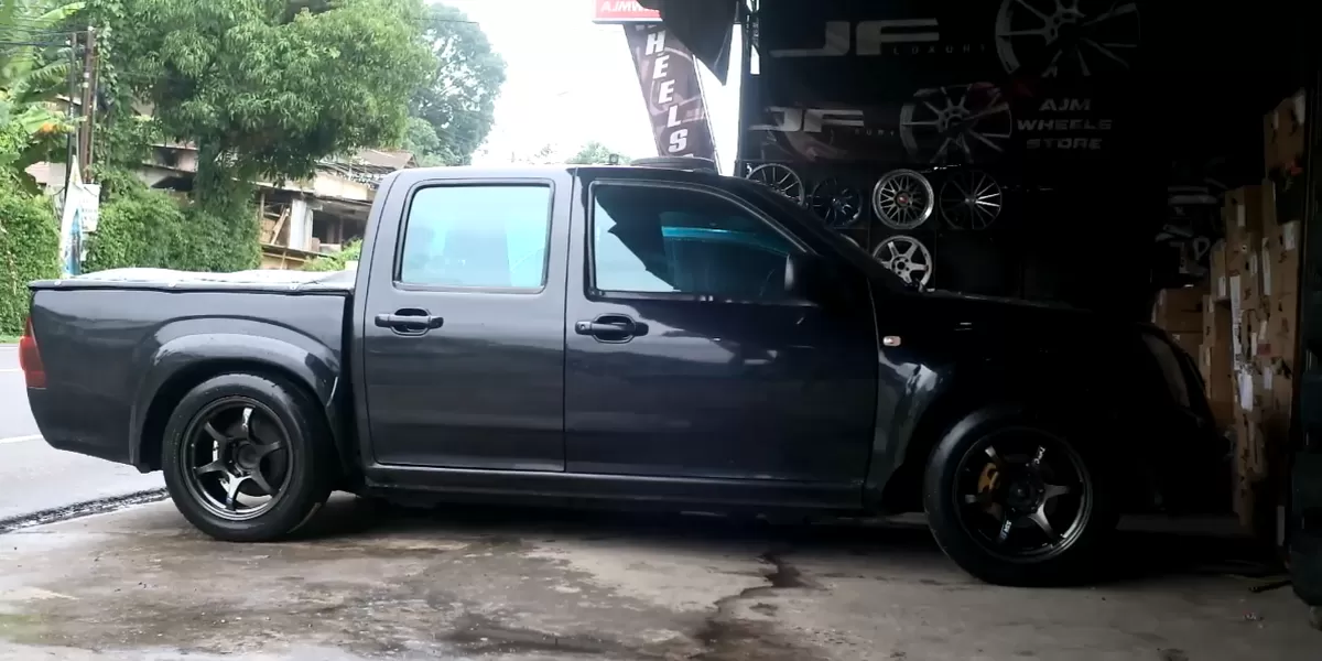 Dari segi tampilan, fitment velg masih terlihat agak keluar karena masih menggunakan adaptor setebal 5 cm. (Tangkapan layar youtube@AJM_WHEELSSTORE)