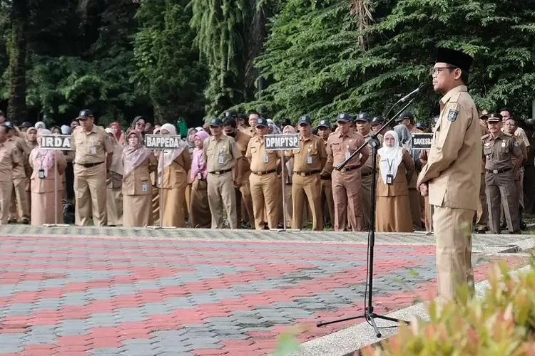 Wakil Walikota Depok, Imam Budi Hartono memberikan amanat pada saat apel pagi ASN Pemkot Depok, di lapangan Balaikota Depok. (ISTIMEWA)
