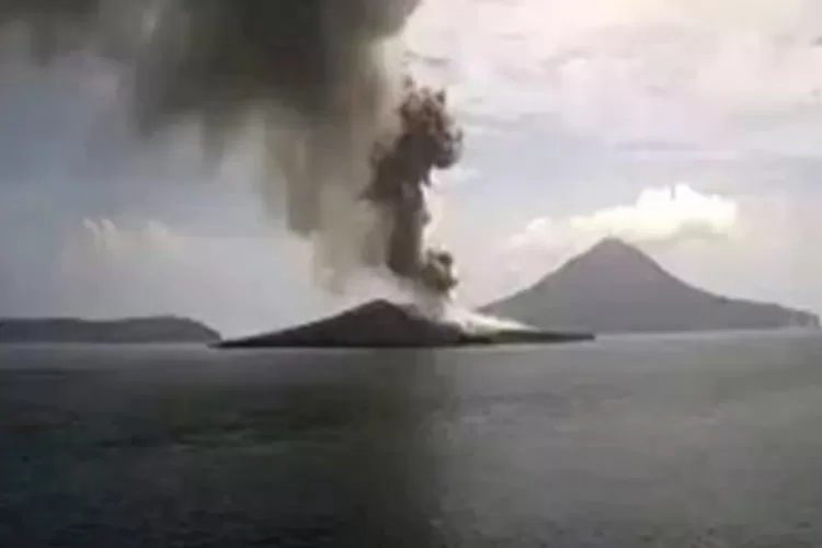 Gunung Anak Krakatau Meletus Lagi Selasa Pagi, Luncurkan Abu Vulkanik ...