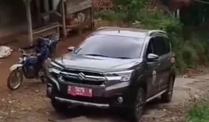 Viral Mobil Dinas Pejabat Mogok di Jalan Rusak Tasikmalaya, Warga Pilih Rekam daripada Bantu
