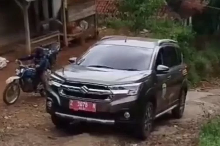 Mobil Dinas Pejabat Mogok di Jalan Rusak Tasikmalaya (Lambe Turah)
