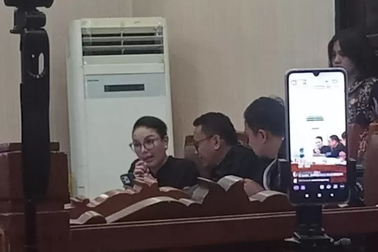 Aktris Nikita Mirzani tampak emosional hingga menangis saat menanggapi keterangan saksi ahli UU ITE dalam sidang kasus dugaan pemerasan dan TPPU di Pengadilan Negeri Jakarta Selatan. (kendal.suaramerdeka.com/Dok. detik.com)
