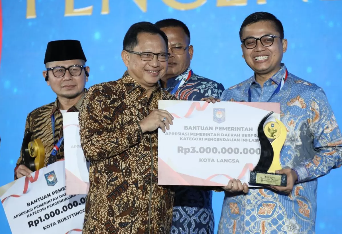 Mendagri Tito Karnavian menyerahkan penghargaan kepada Pemda dinilai sukses menunjukkan kinerja unggul, inovatif, dan memberikan dampak nyata bagi masyarakat.