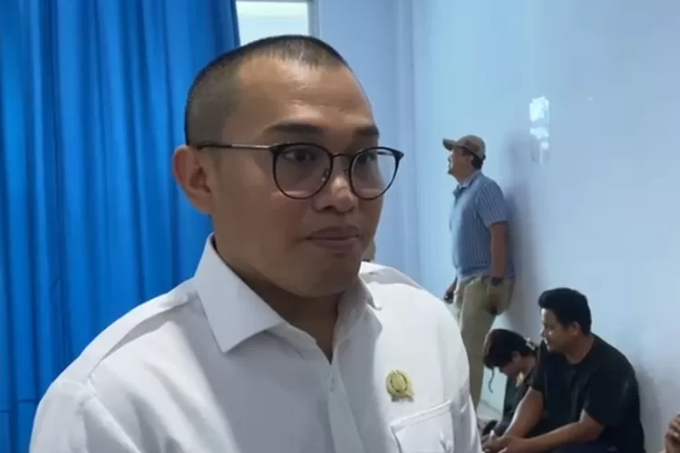 Anggota DPRD Morowali, Yopi Sabara, menjenguk Ramdana di RSUD Morowali  (One-Metrosulteng)