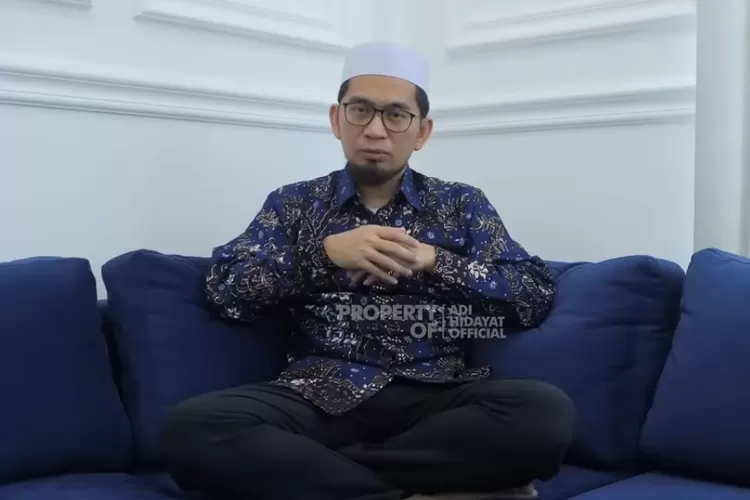 Ustaz Adi Hidayat  (Ustaz Adi Hidayat mengingatkan wanita tentang pentingnya mempertahankan penutup aurat.  Seperti jilbab, sebagai bagian dari identitas )