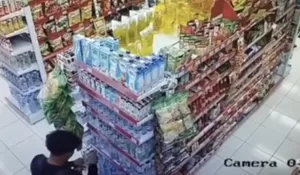 Viral Aksi Pria Buka Semua Tutup Air Mineral di Minimarket Demi iPhone, Aksinya Terekam CCTV