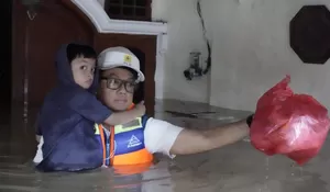 PLN Kontrol Keamanan Kelistrikan, Bantu Evakuasi Warga di Tengah Banjir Bekasi