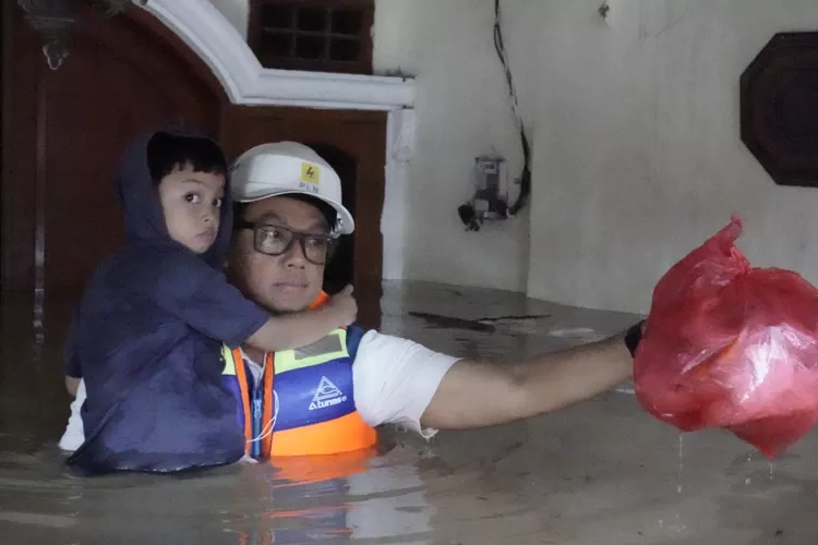Direktur Utama PLN Prasodjo (kanan) ketika mengevakuasi seorang anak yang rumahnya terkena banjir di Perumahan Nasional 1 Kayuringin Jaya, Bekasi, Jawa Barat pada Selasa (4/3). (ISTIMEWA)